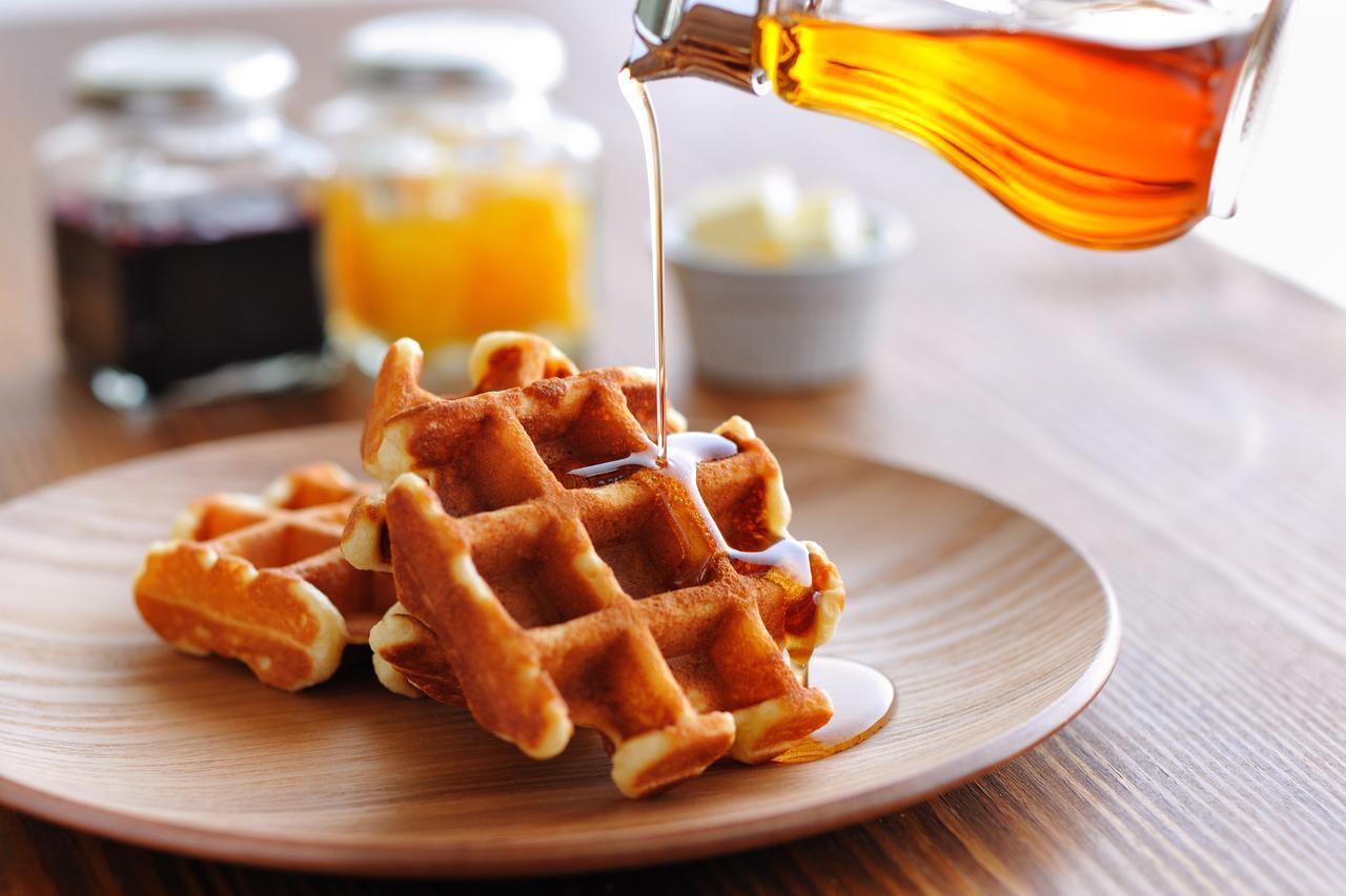 Omo7 Asahikawa By Hoshino Resorts المظهر الخارجي الصورة Maple syrup being poured on a stack of waffles