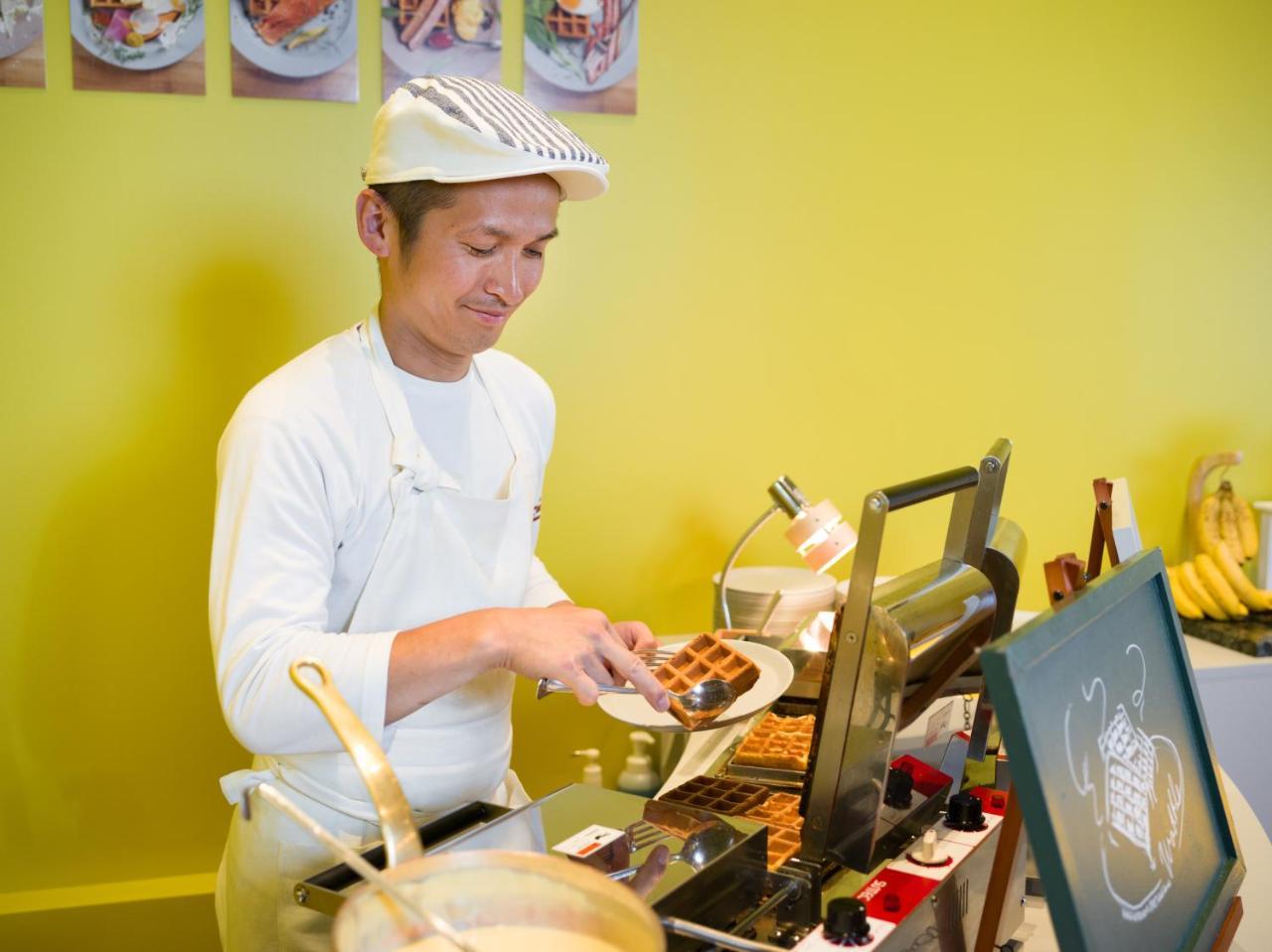 Omo7 Asahikawa By Hoshino Resorts المظهر الخارجي الصورة A chef preparing Belgian waffles
