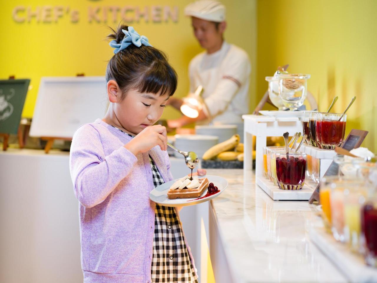 Omo7 Asahikawa By Hoshino Resorts المظهر الخارجي الصورة A child eating dessert