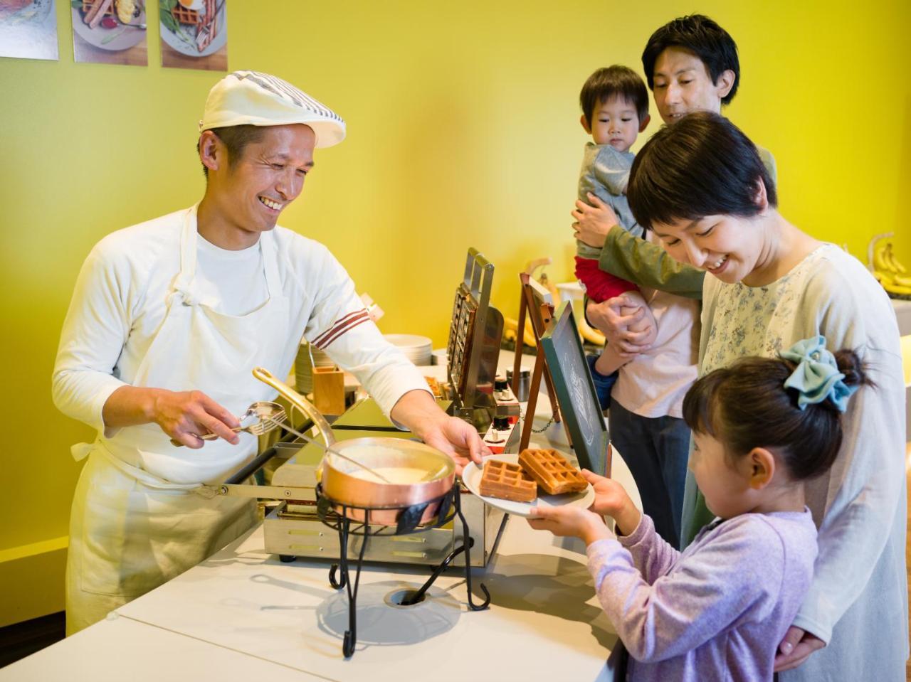 Omo7 Asahikawa By Hoshino Resorts المظهر الخارجي الصورة A family at a buffet